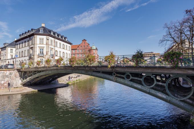 斯特拉斯堡，法国——2021年10月25日:伊尔河运河，长廊和一排联排别墅